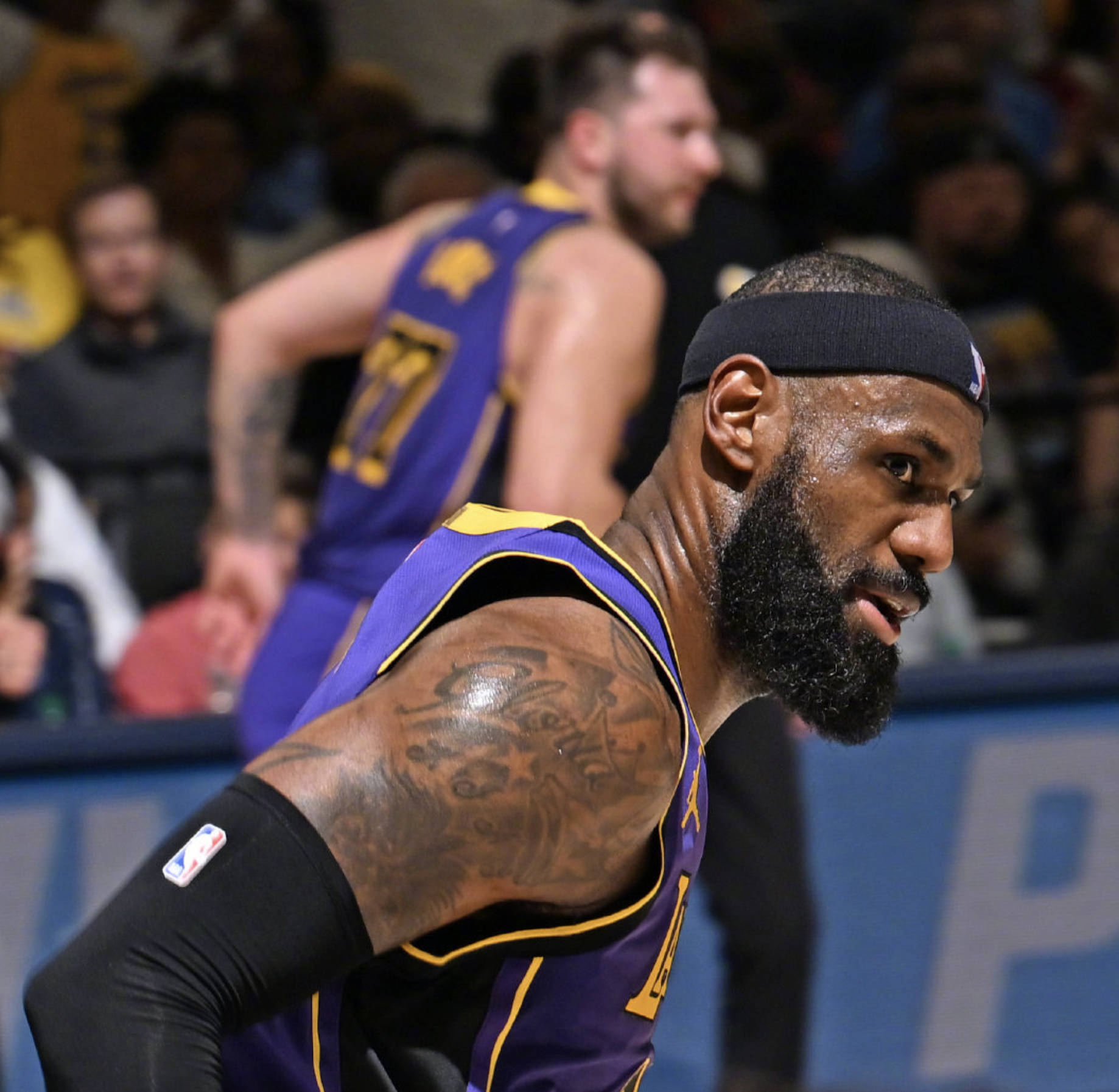 雷速体育-关于洛杉矶湖人加时末段强势反弹，志在CBA季后赛名次提升，更衣室稳定，阵容厚度经受考验的信息