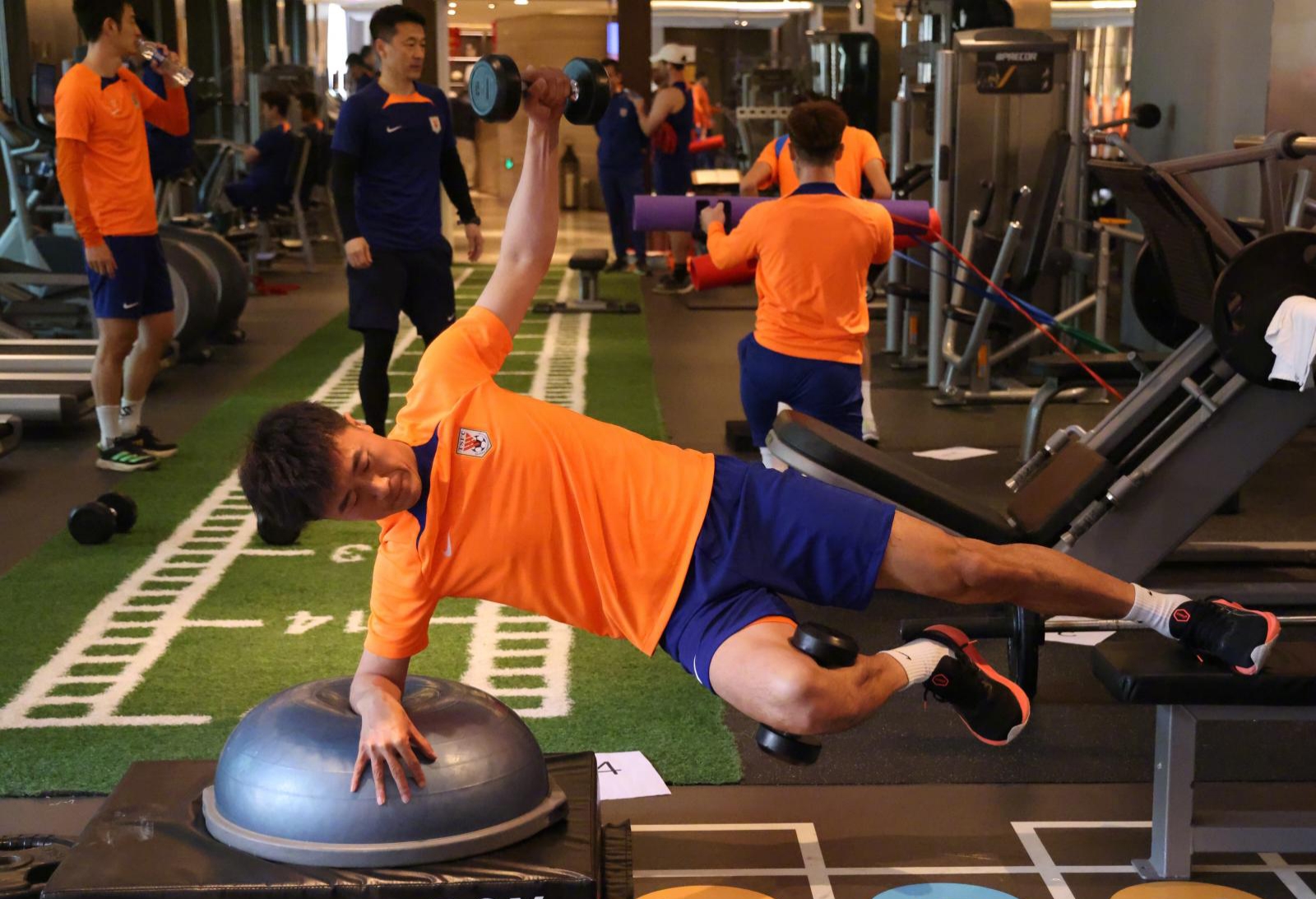 雷速体育- 关键时刻体能课后；迈阿密热火完成体检备战CBA常规赛；压力陡增；球探报告显示潜力